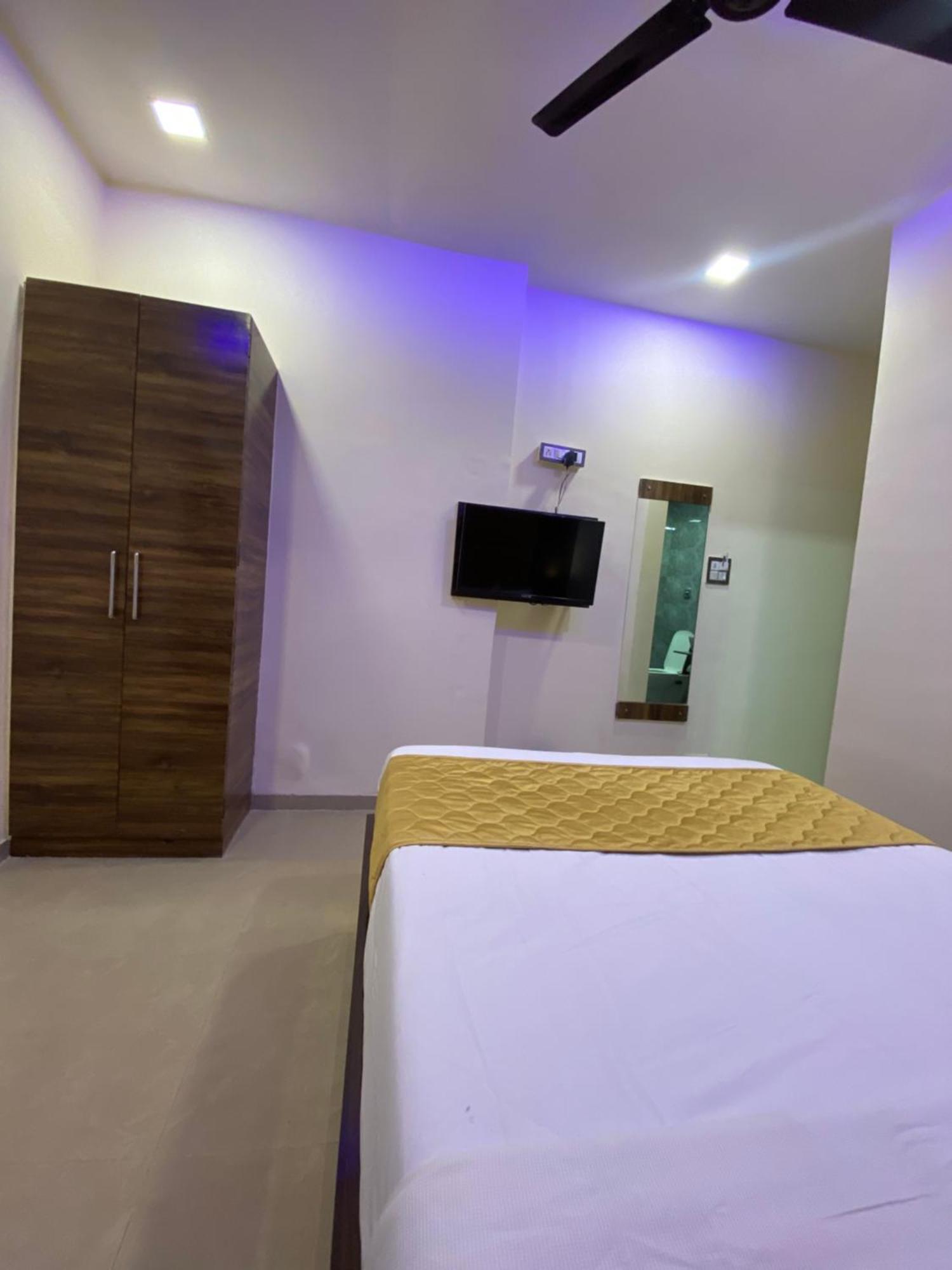 Hotel Blue Wellington - Near Mumbai Airport Exterior foto