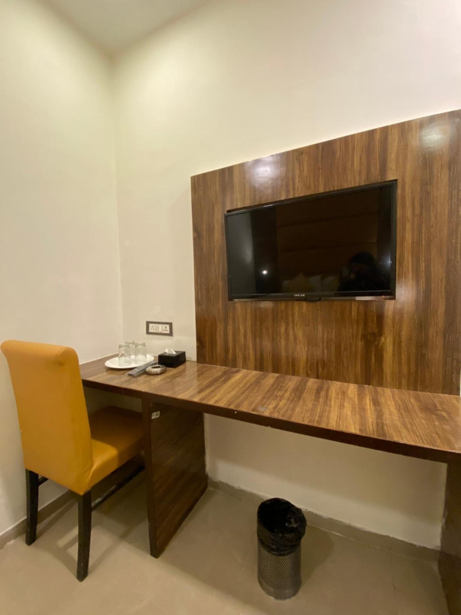 Hotel Blue Wellington - Near Mumbai Airport Exterior foto